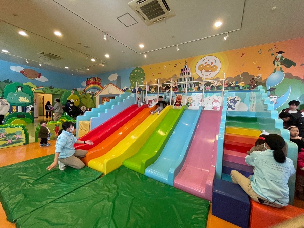 三重県桑名市にあるアンパンマンミュージアム名古屋のにじのすべり台