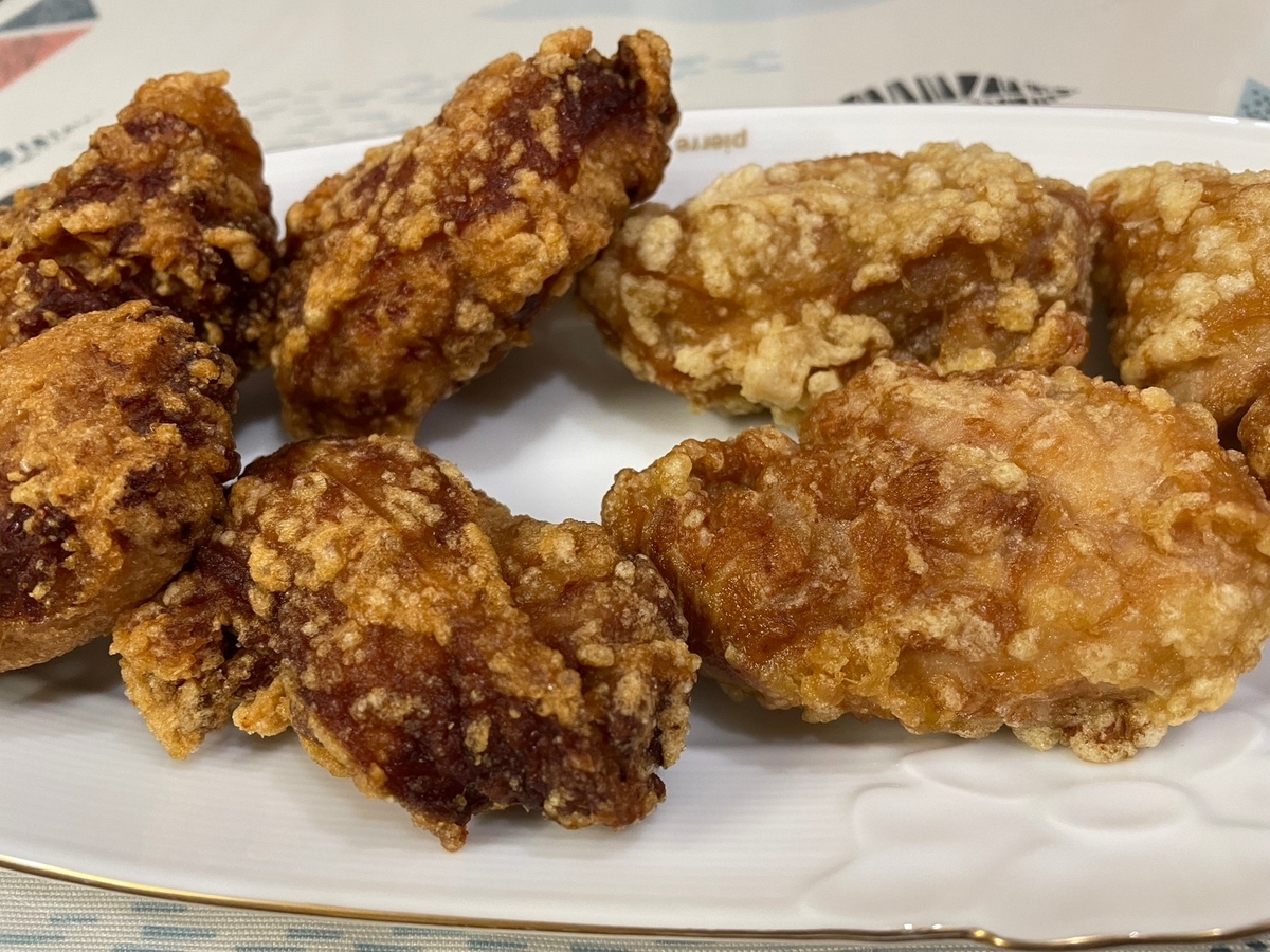 知多郡東浦町にあるテイクアウトの唐揚げ専門店「からあげからり」のメニュー「赤」と「白」