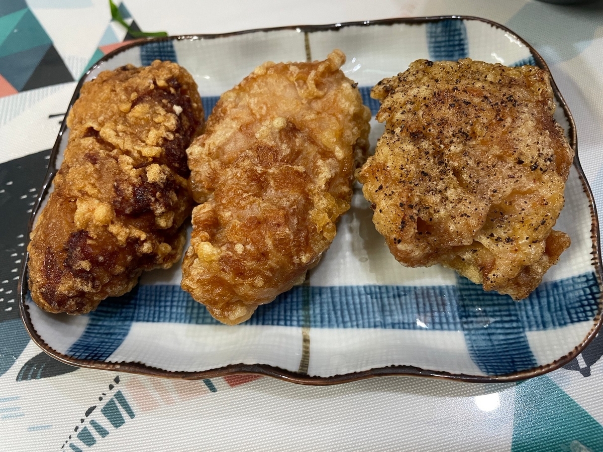 知多郡東浦町にあるテイクアウトの唐揚げ専門店「からあげからり」のメニュー「赤」と「白」と「黒こしょう」