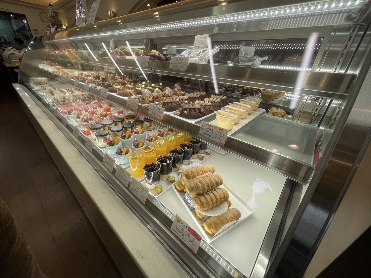 コルネが絶品の碧南市にある人気のケーキ屋さん「エルメート洋菓子店」のショーケース
