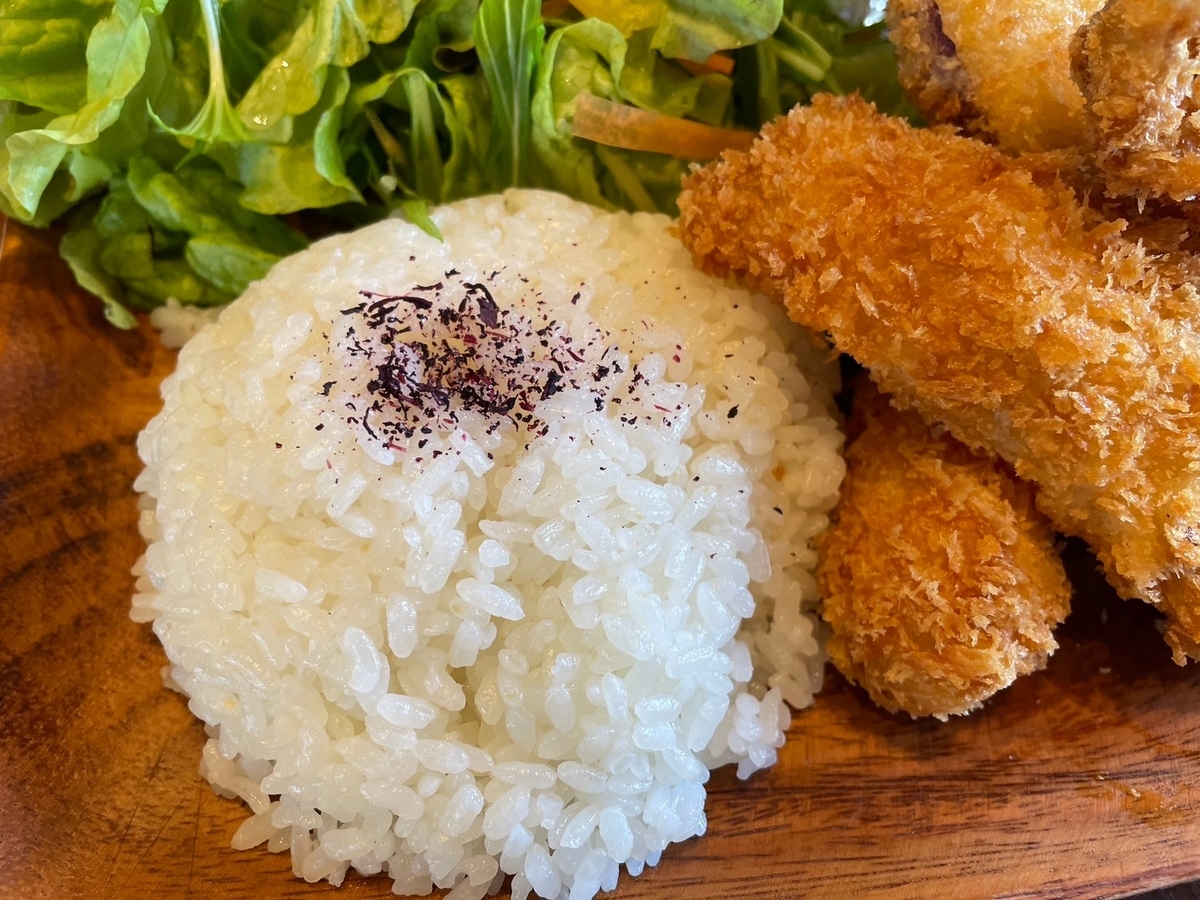 赤ちゃんや子ども連れでランチが出来る愛知県半田市の魚太郎・蔵の街カフェのミックスフライプレートのご飯