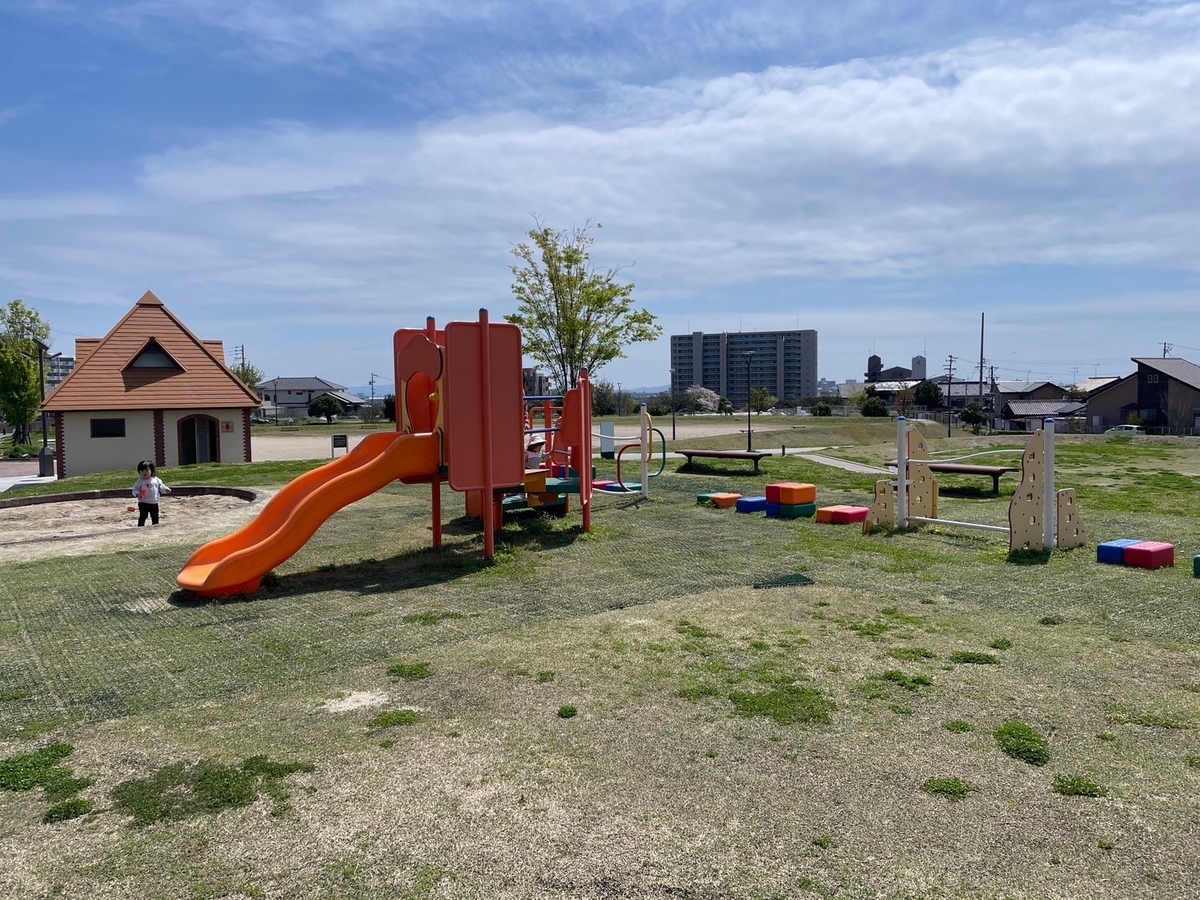 水遊びや芝滑り、遊具も豊富な東浦町の三丁公園の幼児向け遊具