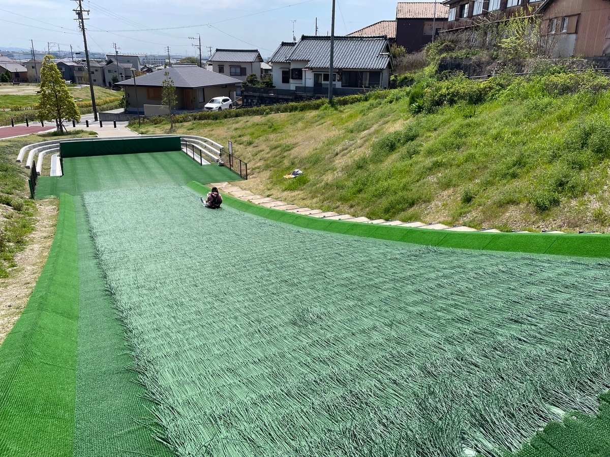 水遊びも芝滑りも遊具もある人気の公園・東浦町の三丁公園の芝すべり