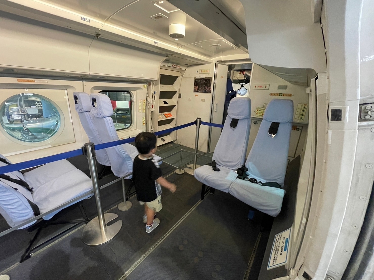 飛行機好きな小さな子どもも楽しめる小牧市にあるあいち航空ミュージアムの実機展示（EH101）の内部