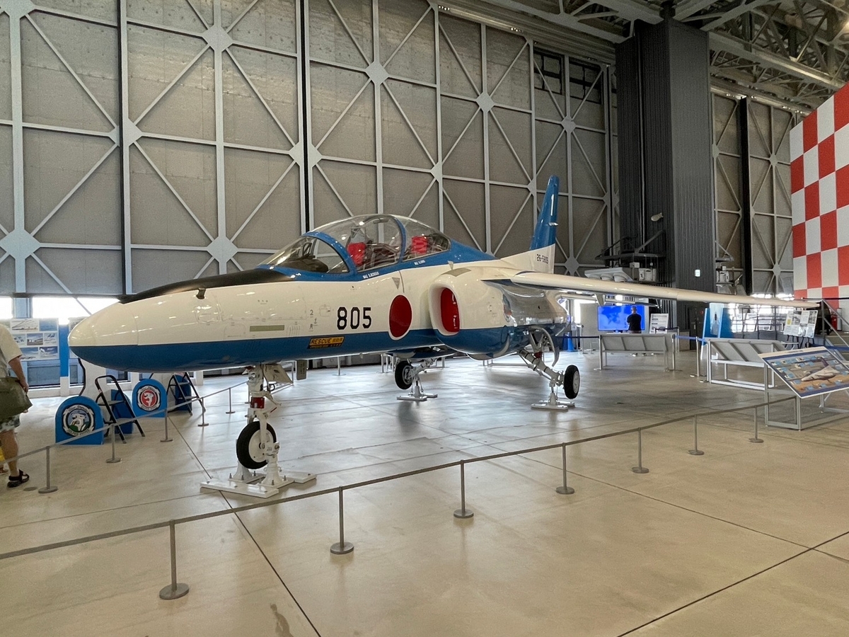 飛行機好きな小さな子どもも楽しめる小牧市にあるあいち航空ミュージアムの実機展示（ブルーインパルス）の内部