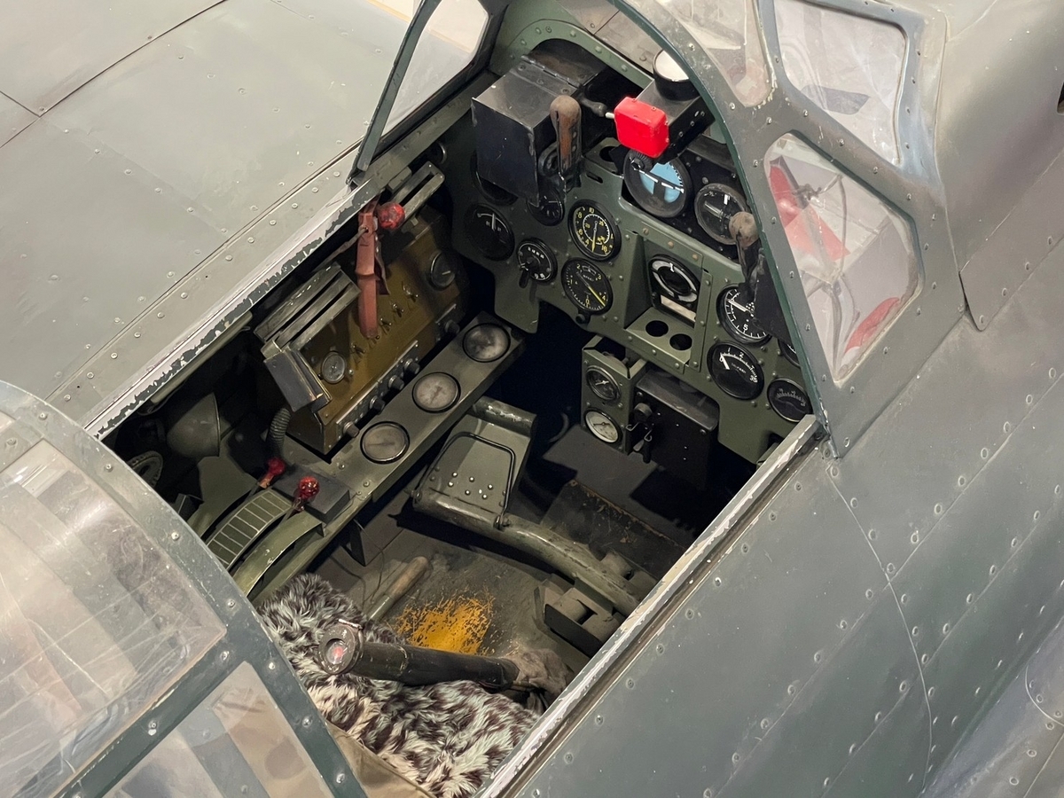 飛行機好きな小さな子どもも楽しめる小牧市にあるあいち航空ミュージアムの実機展示・零式艦上戦闘機52型のコックピット