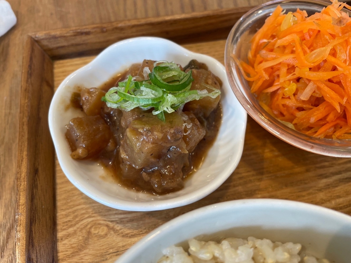 赤ちゃんや子ども連れでランチをした東浦町にある人気のご飯屋さん「食堂&カフェひとつむぎの」のお惣菜