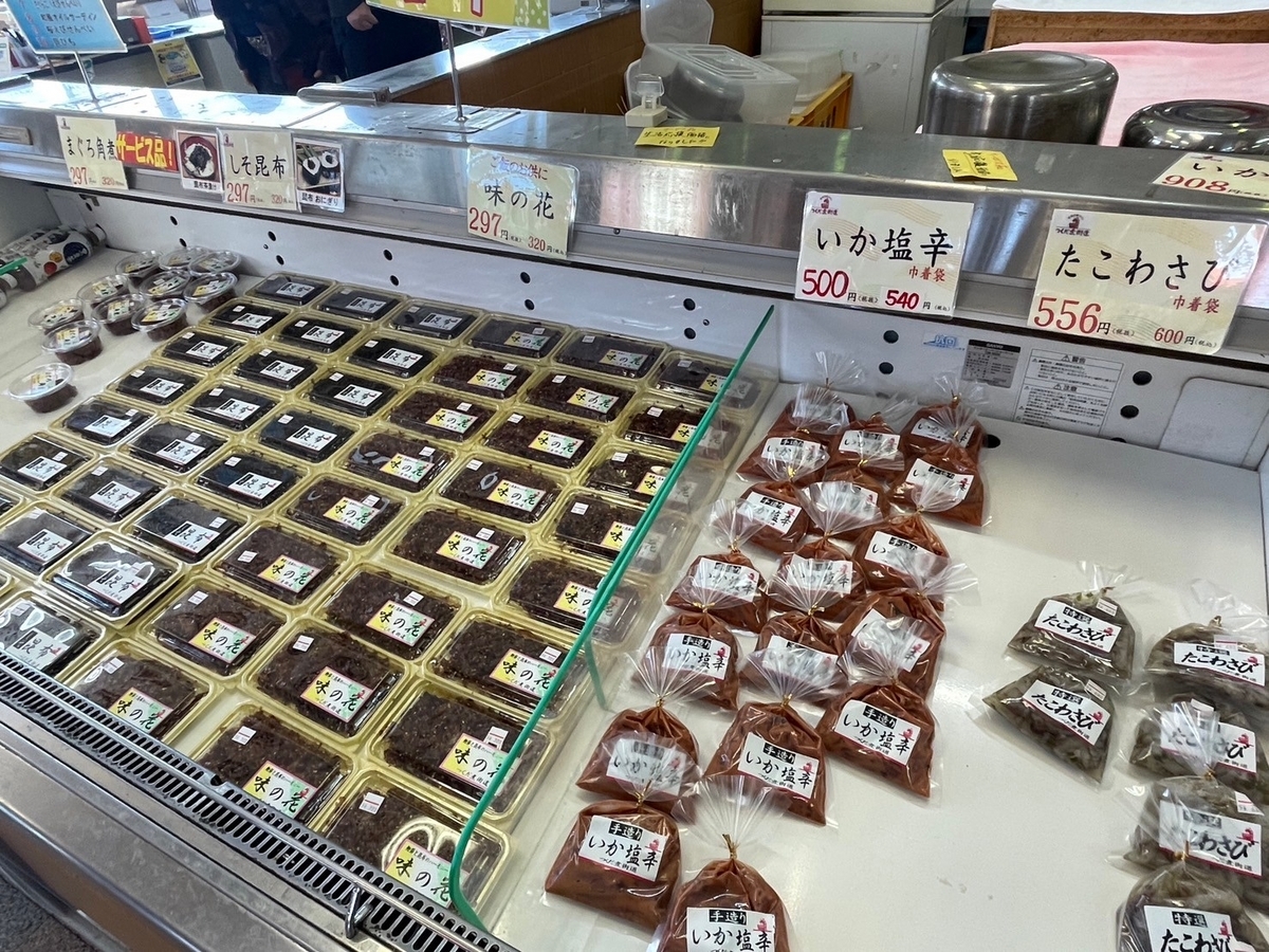 愛知県美浜町の観光スポット、名物のお土産も買えるつくだ煮街道の佃煮ショーケース