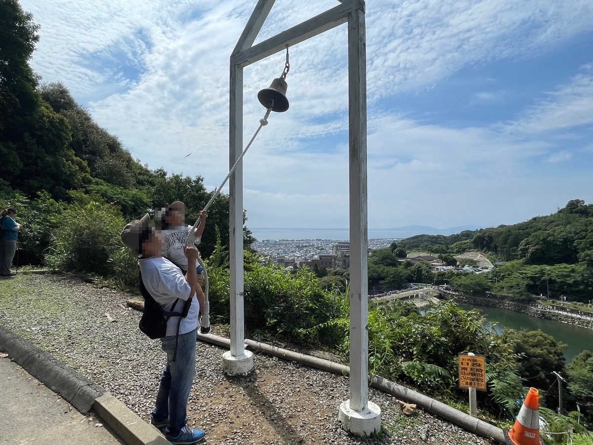 愛知県蒲郡市にあるあじさいのスポット「形原温泉あじさいの里」のチャレンジの鐘