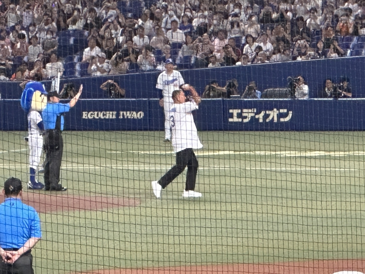 巨人戦でドラゴンズのユニフォームを着て始球式をする清原和博