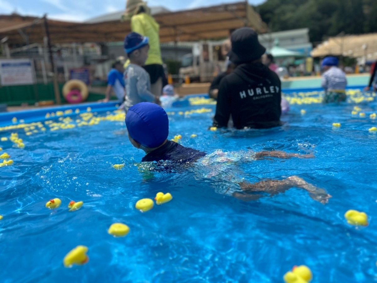 愛知県犬山市の日本モンキーパーク内にある赤ちゃんから遊べるプール「モンプル」のちびっこ広場ひよこプール
