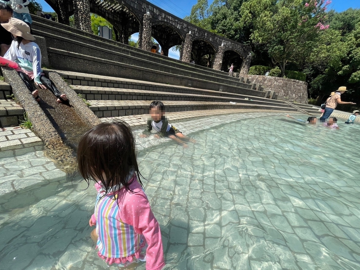 愛知の水遊びスポット｜大府市にある大府みどり公園の噴水広場で遊ぶ女の子