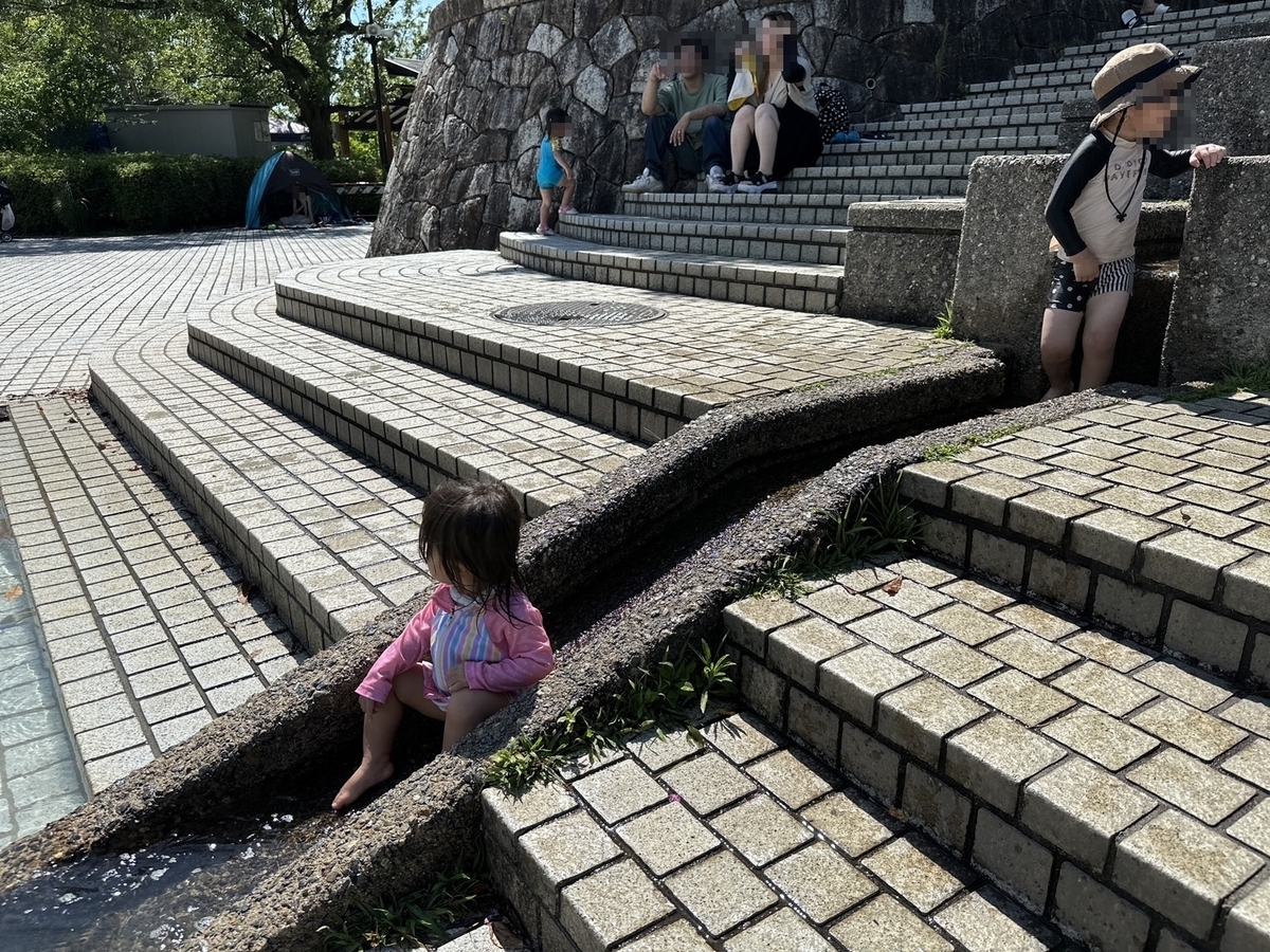 愛知の水遊びスポット｜愛知県大府市にある大府みどり公園のじゃぶじゃぶ池で遊ぶ女の子