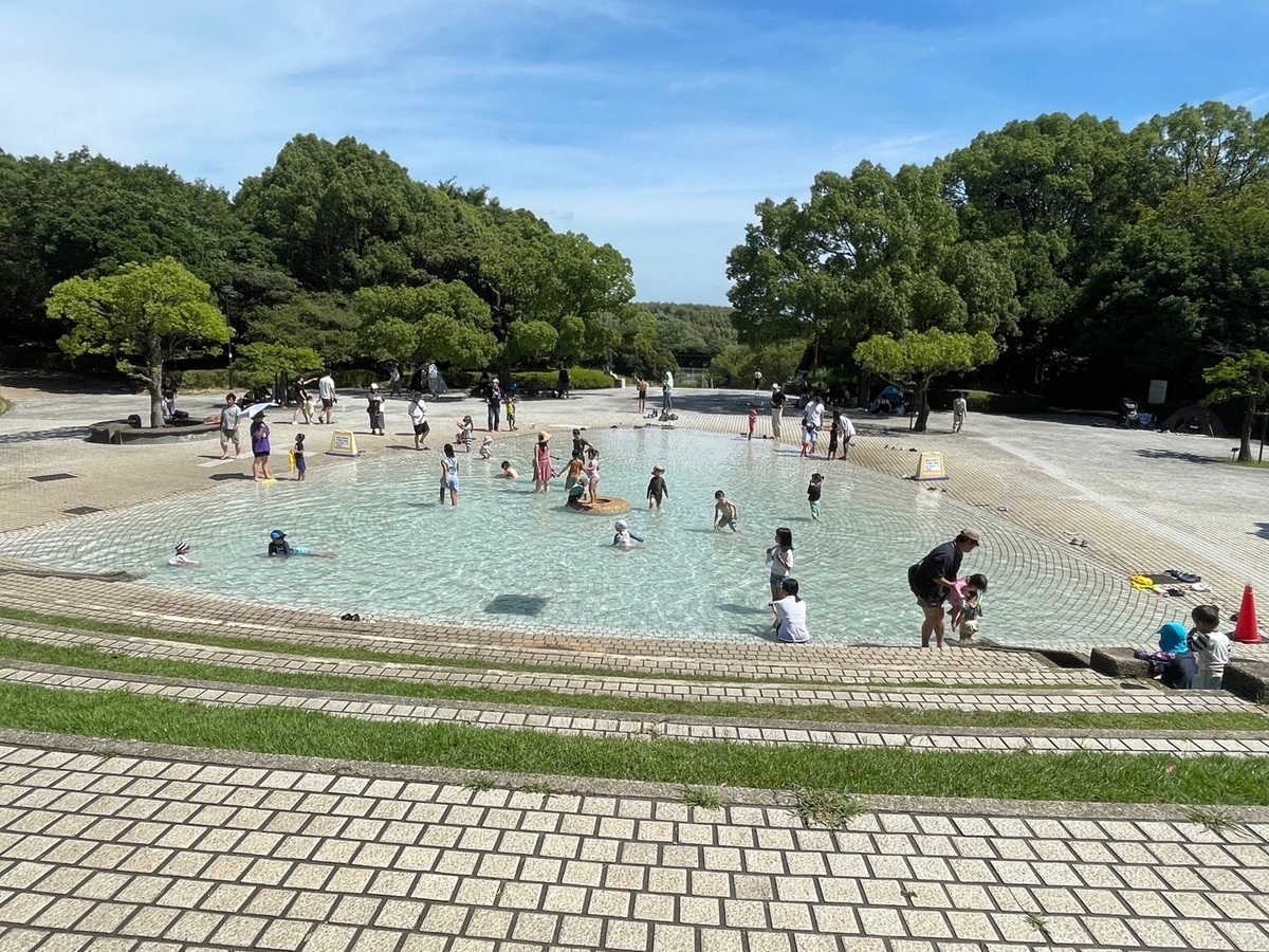 愛知の水遊びスポット｜愛知県大府市にある大府みどり公園の噴水付きじゃぶじゃぶ池の玉座からの眺め