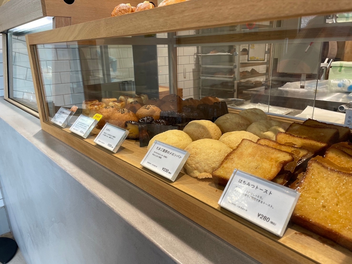 子連れランチ｜愛知県常滑市にある卵農家が営むココテラスにできたにわのパンのパンショーケース