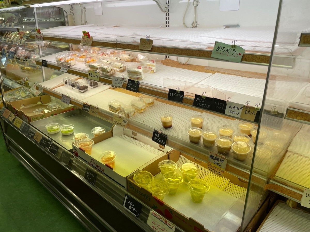 岐阜市黒野にあるPS純金でもとりあげられたスイーツが絶品のスーパー「ハイショップふじた」のスイーツ棚