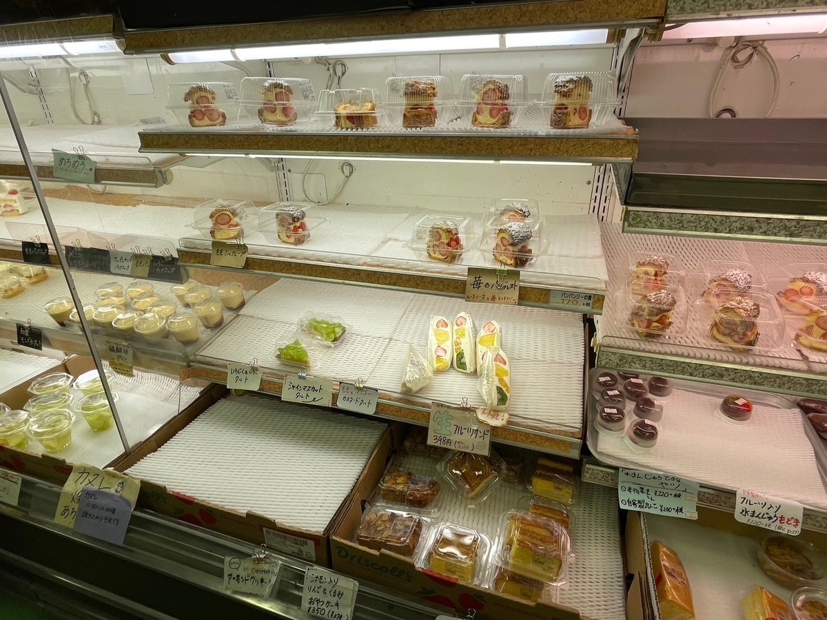 岐阜市黒野にあるPS純金でもとりあげられたスイーツが絶品のスーパー「ハイショップふじた」のスイーツ棚