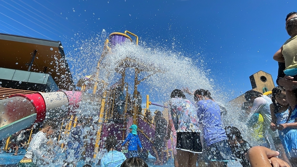 岐阜県各務原市にある無料で楽しめる水遊びスポット「オアシスパーク」のわんぱくフィールドにある巨大バケツ