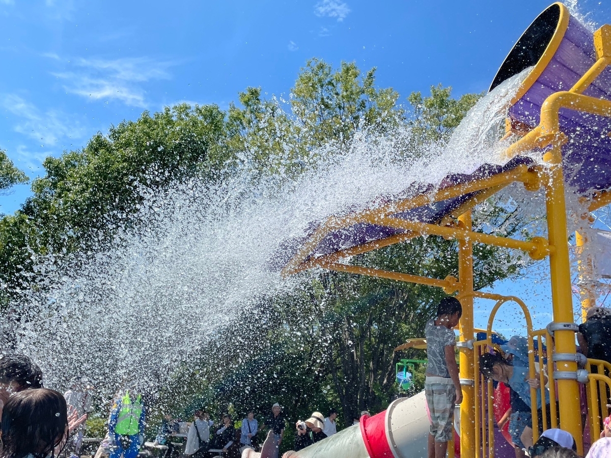 岐阜県各務原市にある無料で楽しめる水遊びスポット「オアシスパーク」のわんぱくフィールドにある巨大バケツ