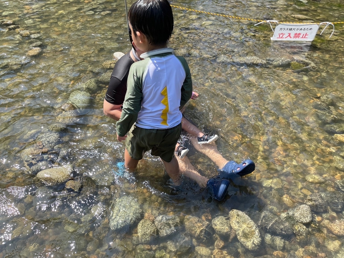 岐阜県各務原市にある無料で楽しめる水遊びスポット「オアシスパーク」のじゃぶじゃぶの河原