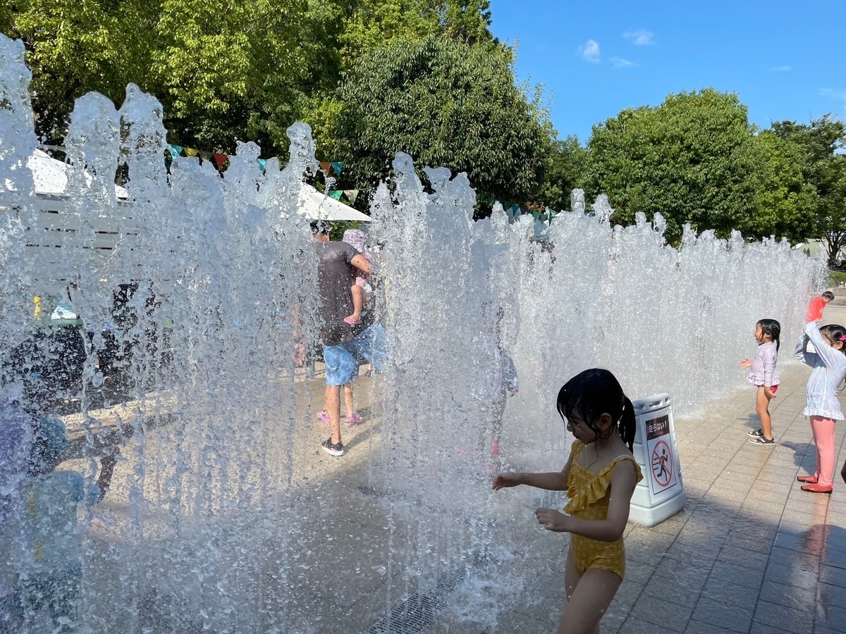 岐阜県各務原市にある無料で楽しめる水遊びスポット「オアシスパーク」のにじいろ噴水