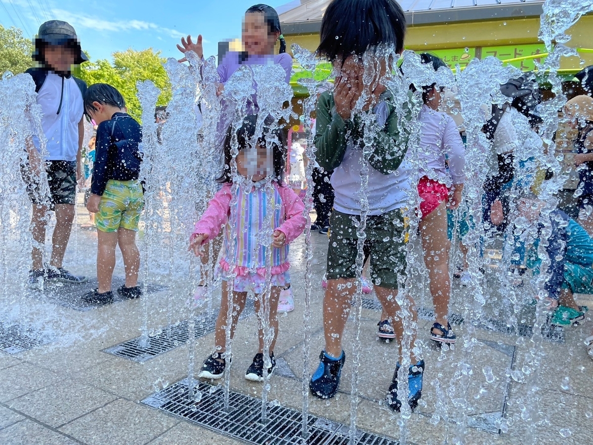 岐阜県各務原市にある無料で楽しめる水遊びスポット「オアシスパーク」のにじいろ噴水