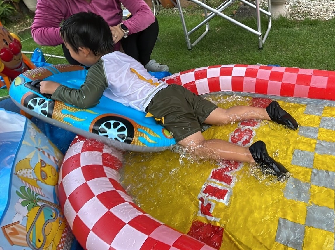 子ども達に大人気の自宅プール用ウォータースライダー、インテックス「レーシングファンスライド」で大成功した様子