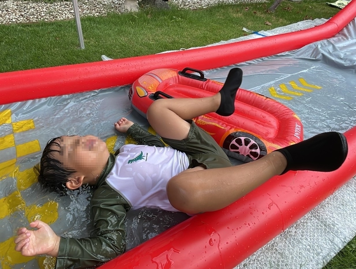 子ども達に大人気の自宅プール用ウォータースライダー、インテックス「レーシングファンスライド」で失敗した様子