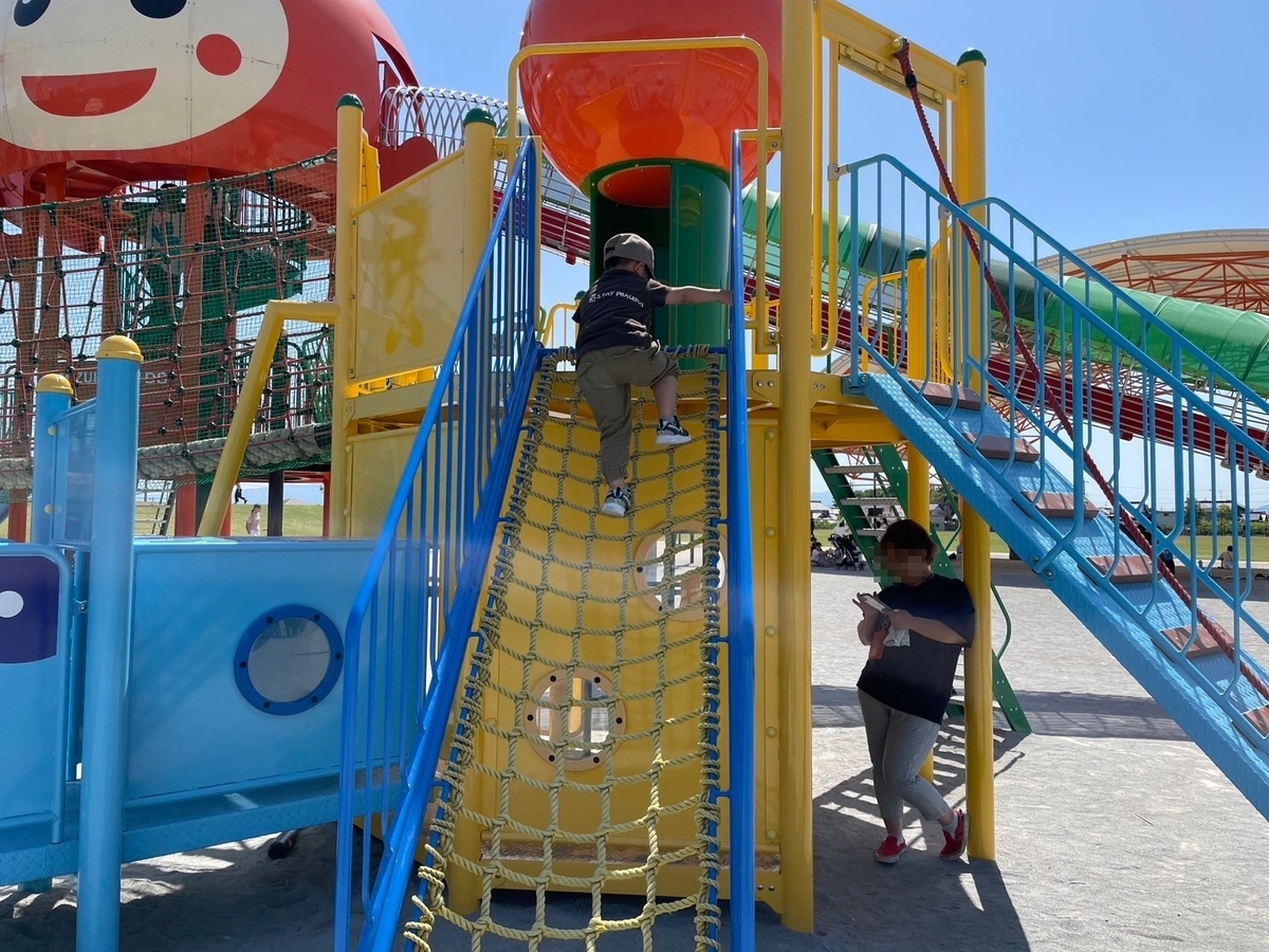 岐阜県瑞穂市の子どもの遊び場｜遊具が豊富な公園・サンコーパレットパークの複合遊具で遊ぶ男児