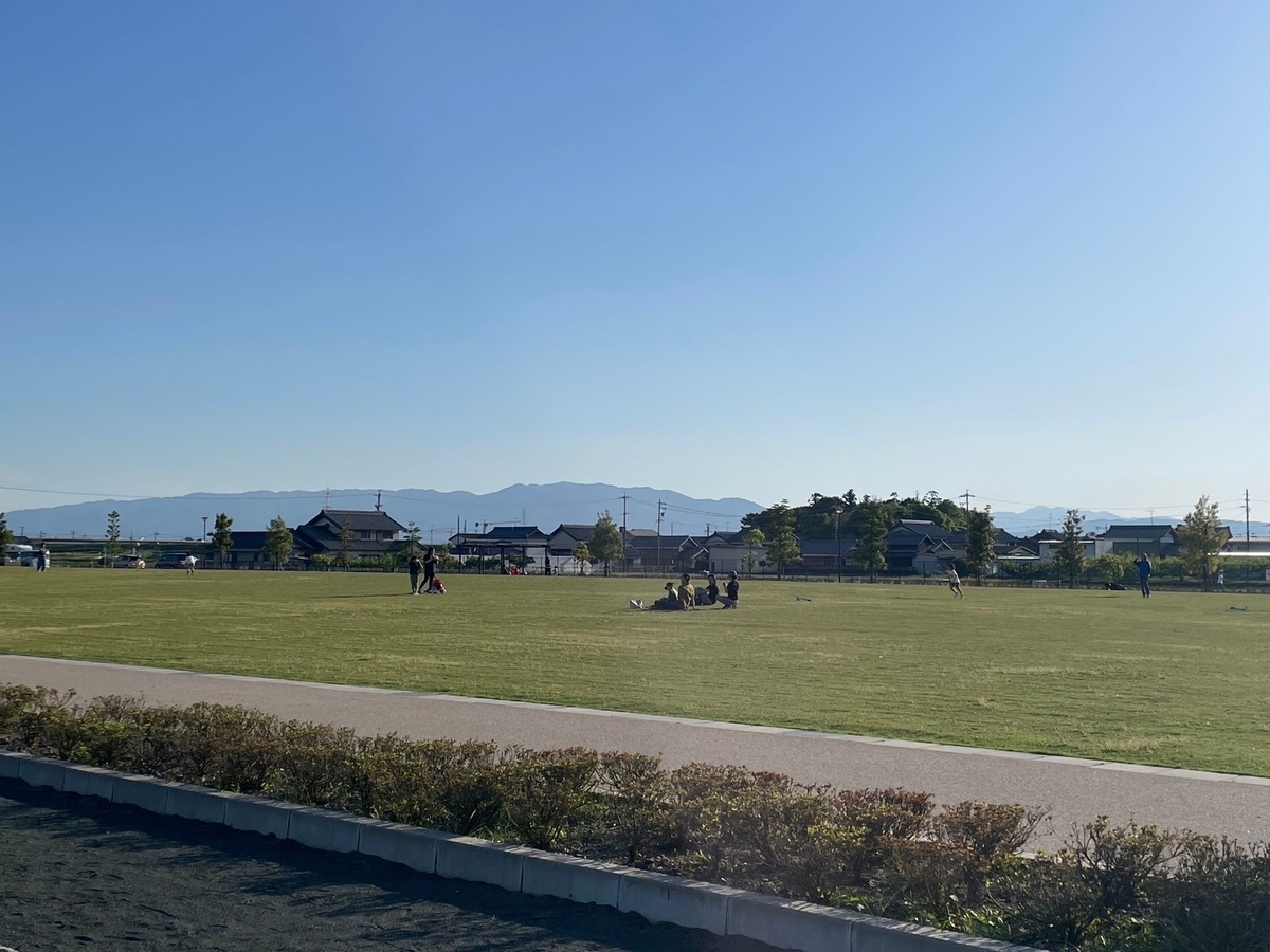 岐阜県瑞穂市の子どもの遊び場｜遊具が豊富な公園・サンコーパレットパークの芝生広場