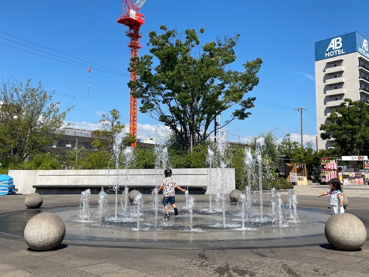 知多半島の水遊びスポット|東海市の名鉄太田川駅ロータリーにある噴水広場の噴水を楽しむ男児