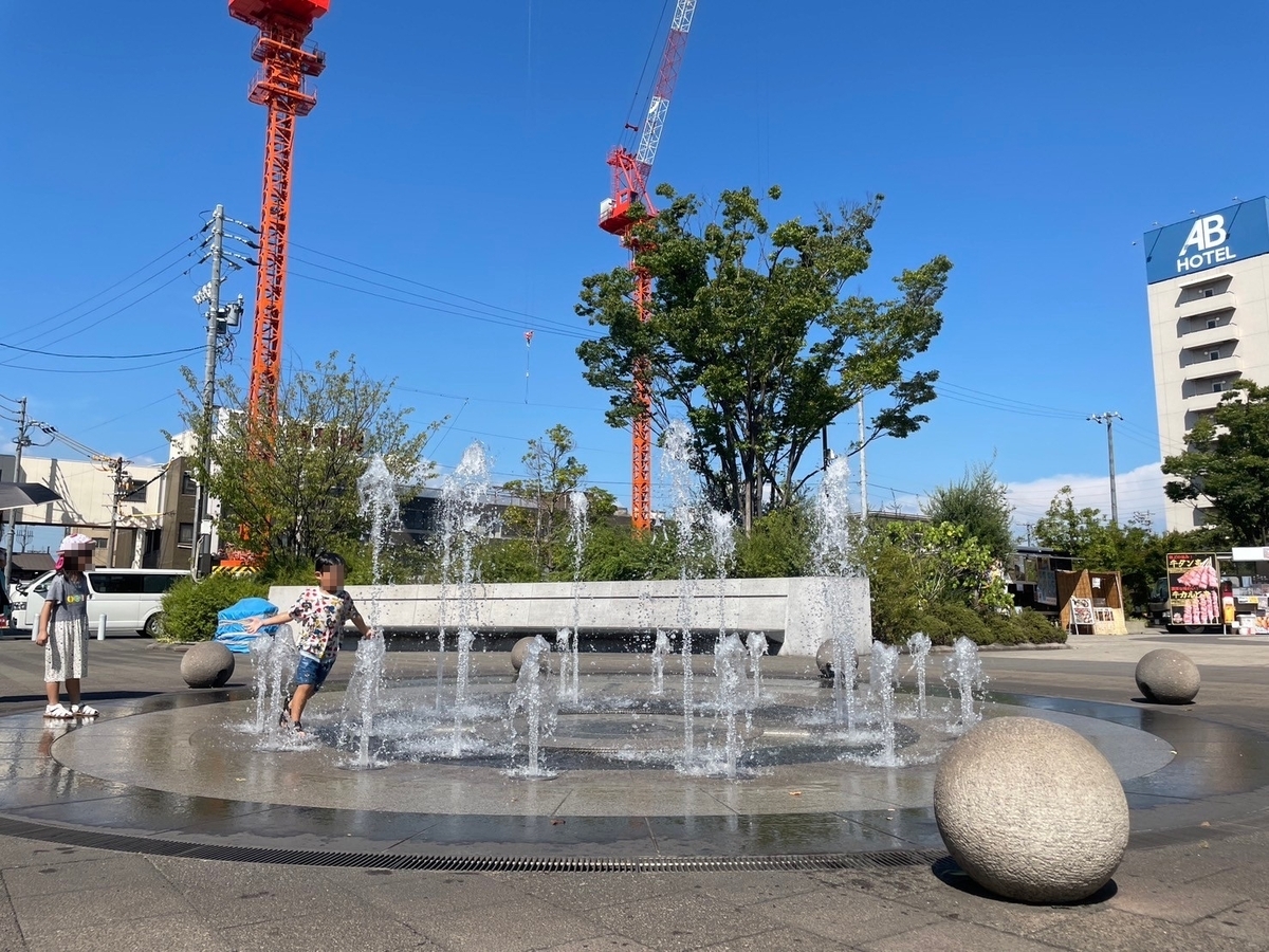 知多半島の水遊びスポット|東海市の名鉄太田川駅ロータリーにある噴水広場で遊ぶ子ども達