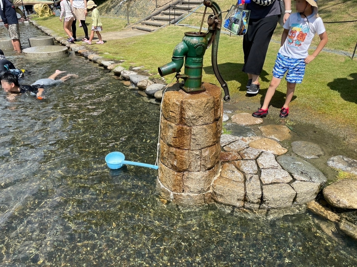 子どもの遊び場｜愛知県安城市にある安城デンパークの水遊びスポット「じゃぶじゃぶ池」にある手押しポンプ