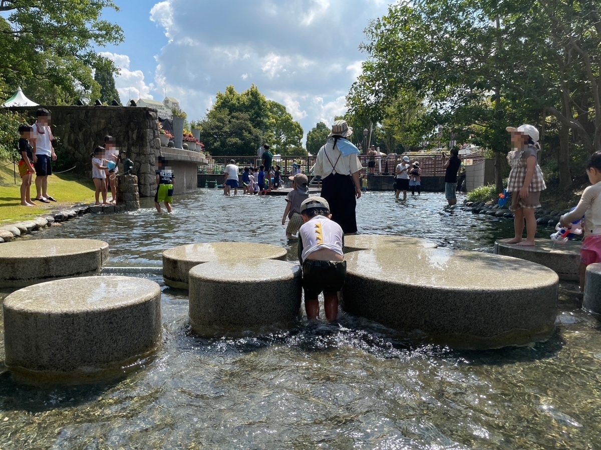 子どもの遊び場｜愛知県安城市にある安城デンパークの水遊びスポット「じゃぶじゃぶ池」の飛び石