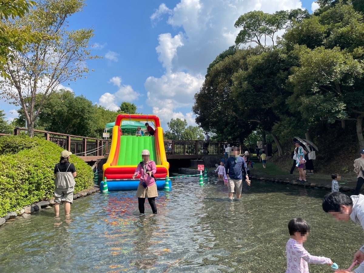 子どもの遊び場｜愛知県安城市にある安城デンパークの水遊びスポット「じゃぶじゃぶ池」のウォータースライダー