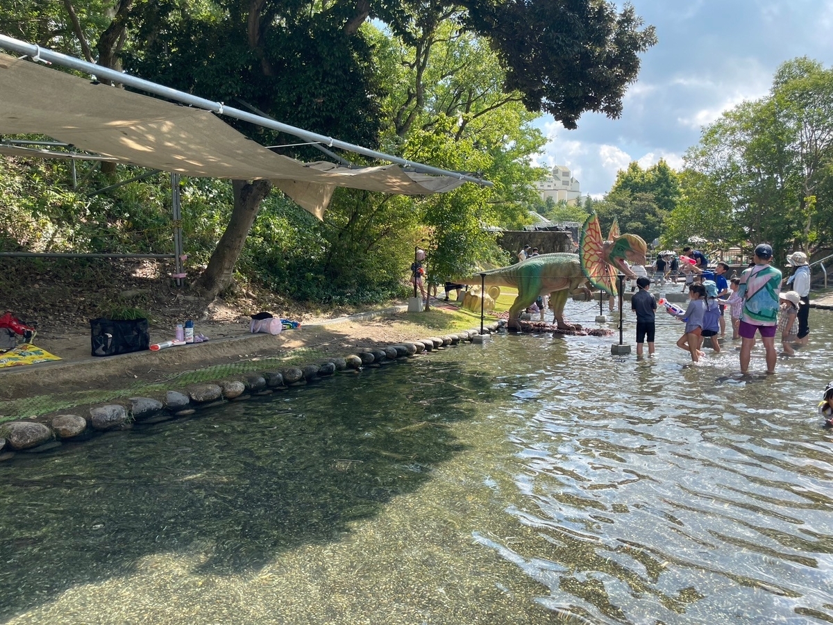 子どもの遊び場｜愛知県安城市にある安城デンパークの水遊びスポット「じゃぶじゃぶ池」のおすすめの休憩場所