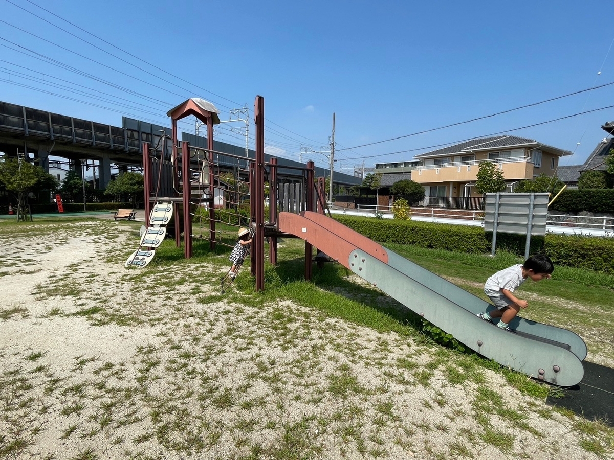 子どもの遊び場｜知立市にある新幹線が見える上重原公園の複合遊具
