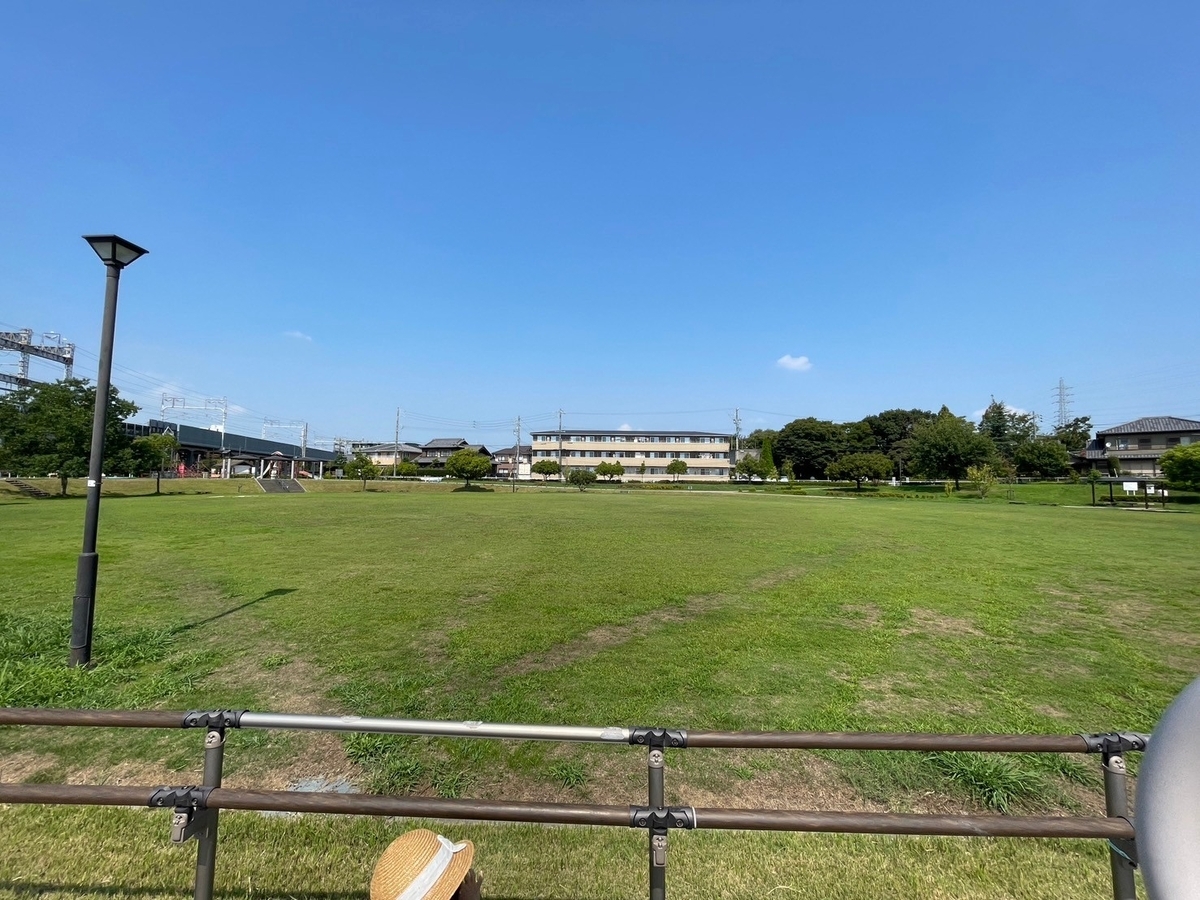子どもの遊び場｜知立市にある新幹線が見える上重原公園の芝生広場