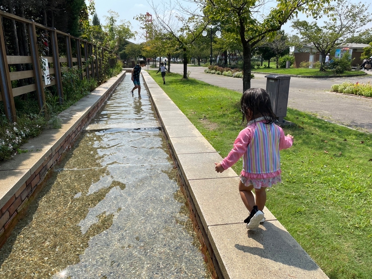 子どもの遊び場｜愛知県刈谷市にあるフローラルガーデンよさみの水遊びスポットで遊ぶ子ども達