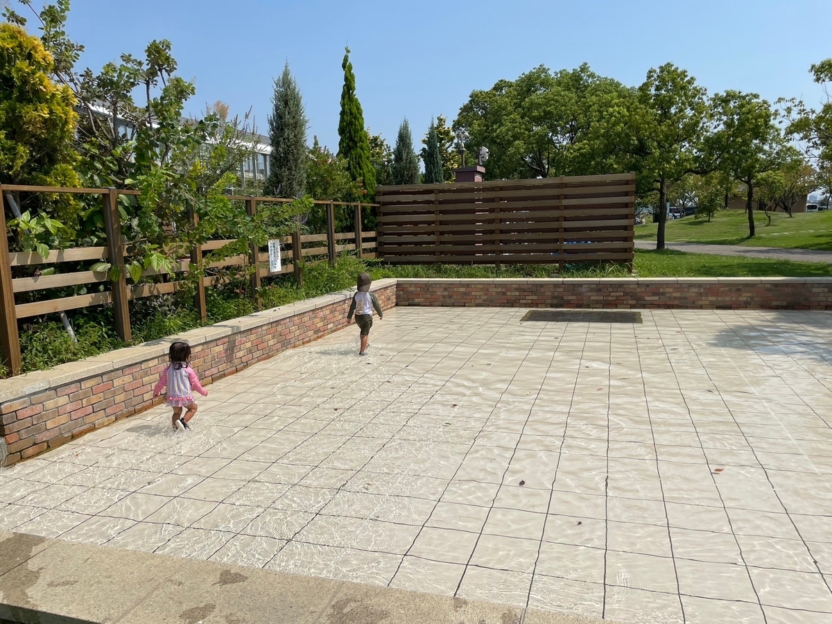 子どもの遊び場｜愛知県刈谷市にあるフローラルガーデンよさみの水遊び広場