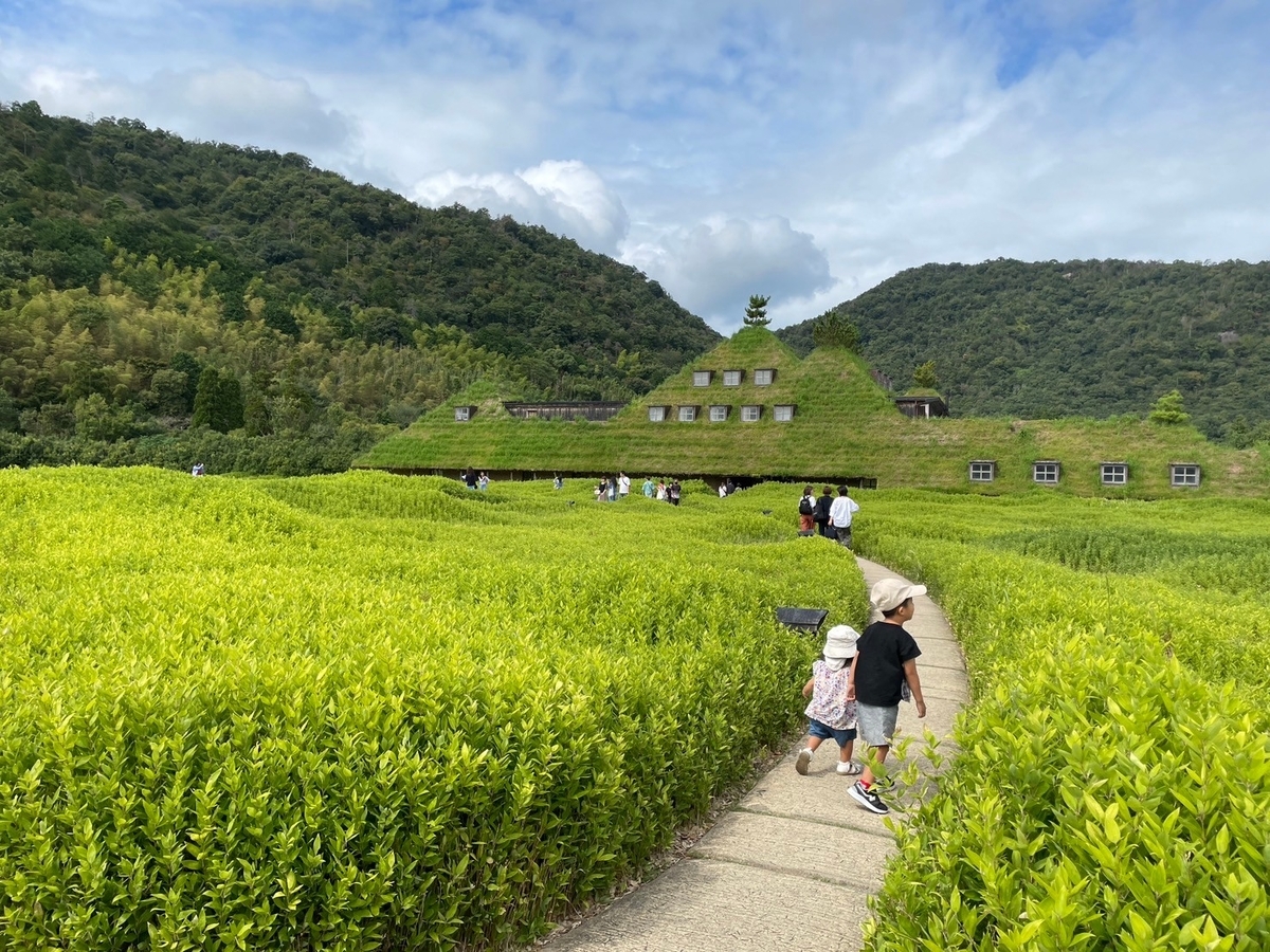 子どもとおでかけ｜滋賀県近江八幡市にあるクラブハリエの店舗「ラ・コリーナ近江八幡」の外観