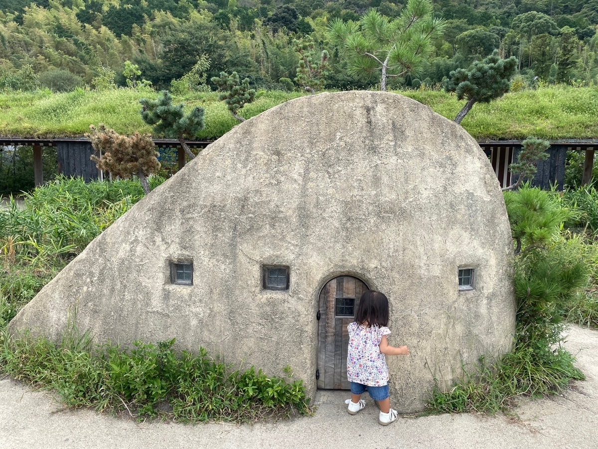 子どもとおでかけ｜滋賀県近江八幡市にあるクラブハリエの店舗「ラ・コリーナ近江八幡」の田んぼのオブジェ