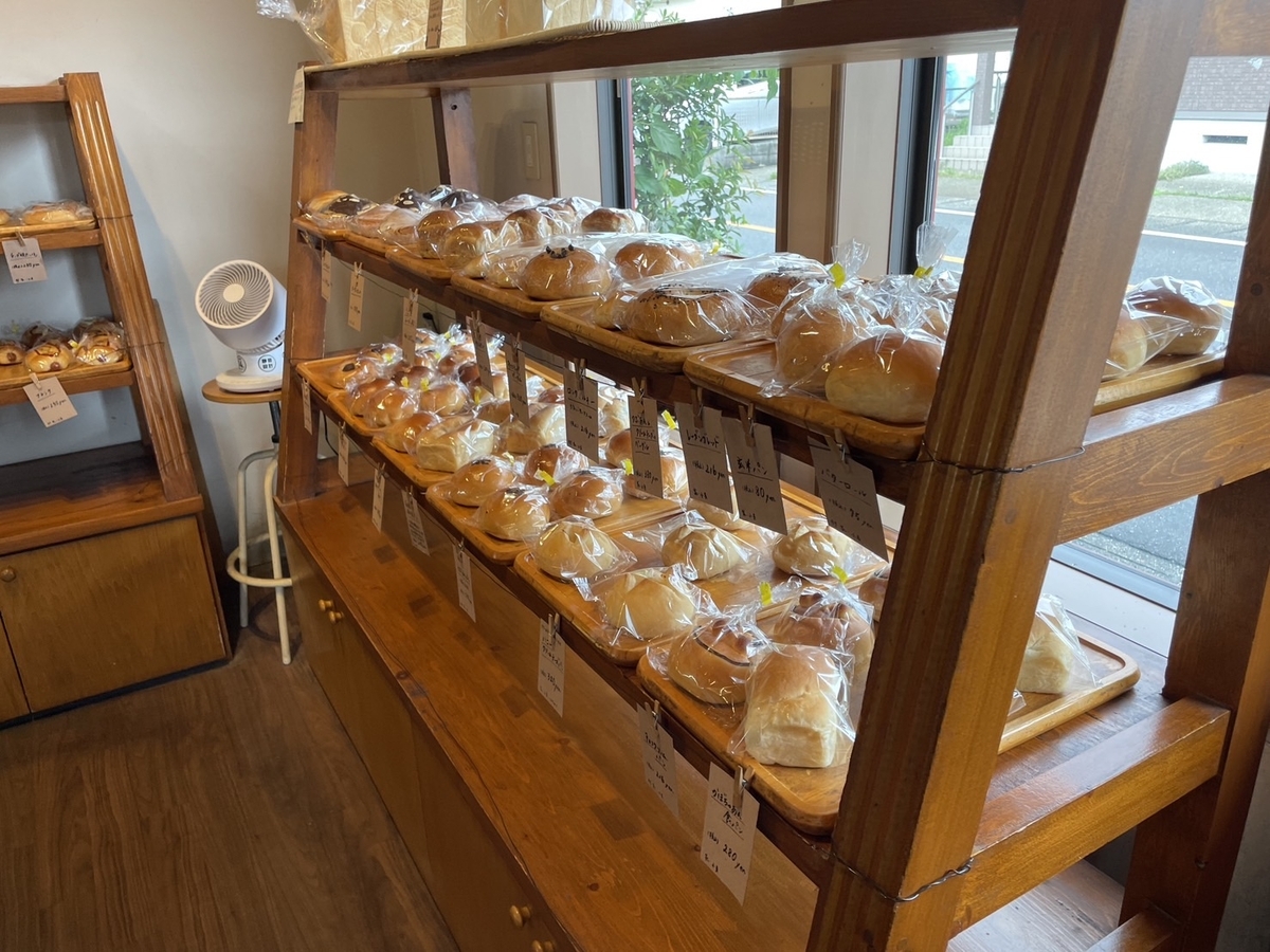 愛知県半田市にあるサンドイッチが人気のパン屋「ピーナッツバター」の店内