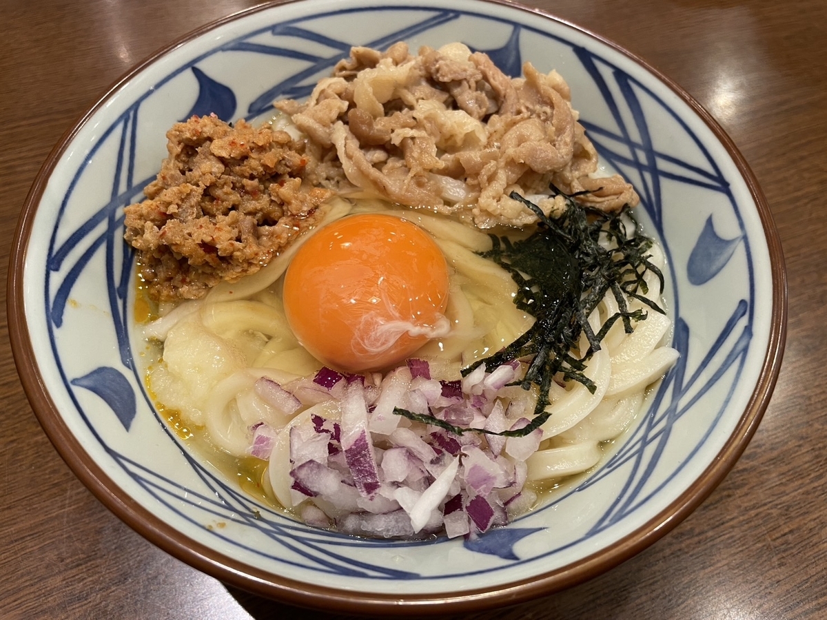 丸亀製麺の旨辛肉盛りまぜ玉うどん