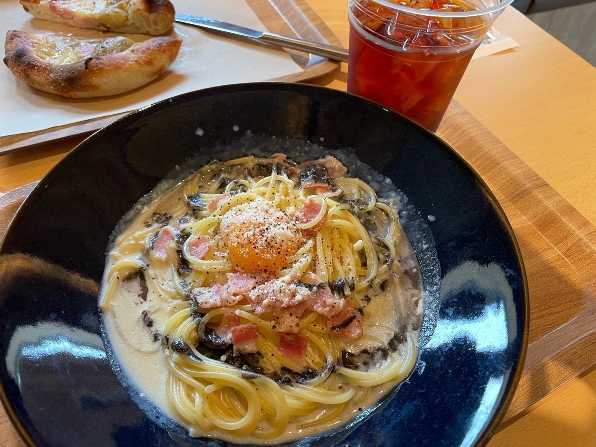 子連れランチ｜刈谷市のミササガパーク内にあるベーカリーカフェ「アールベイカー」の黒ゴマ豆乳カルボナーラ