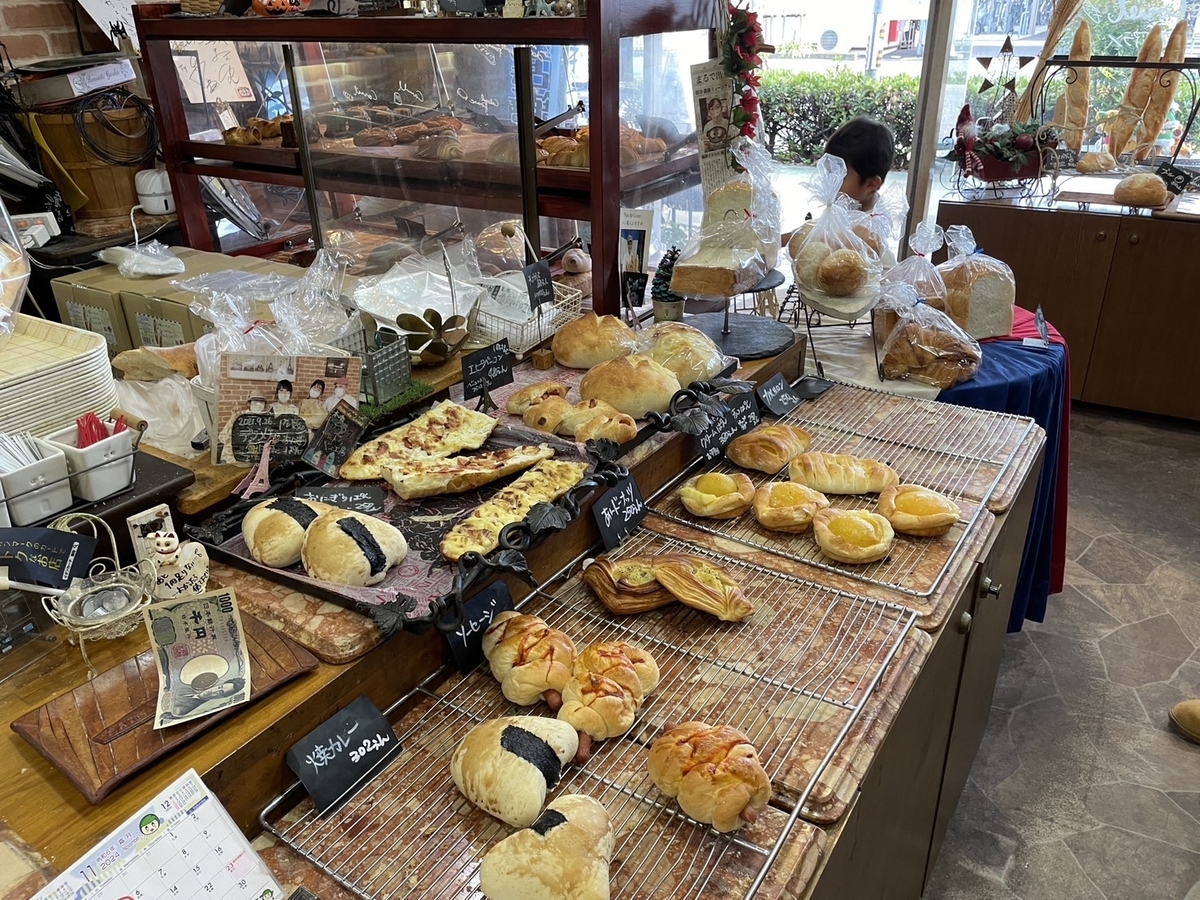 愛知県清須市にある本場仕込みのフランスパンが楽しめるお店「パンドクエット」の店内