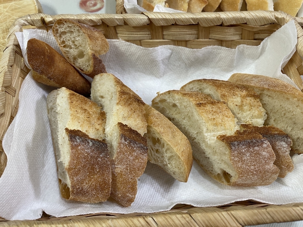 愛知県清須市にある本場仕込みのフランスパンが楽しめるお店「パンドクエット」の全粒粉入りバゲット