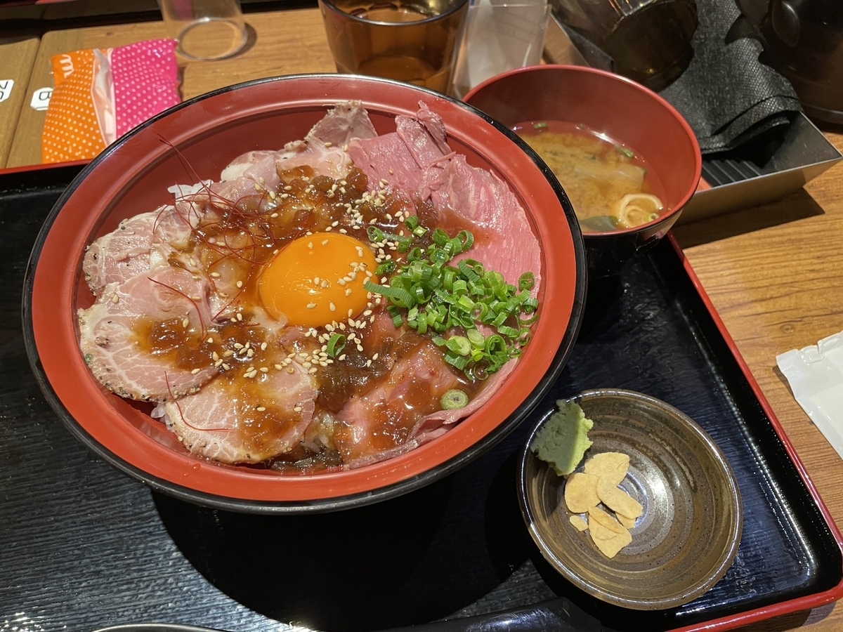 子連れランチ｜名古屋市港区のららぽーと名古屋みなとアクルスに入っているゴールデンハンバーグのローストビーフ＆ローストポーク丼