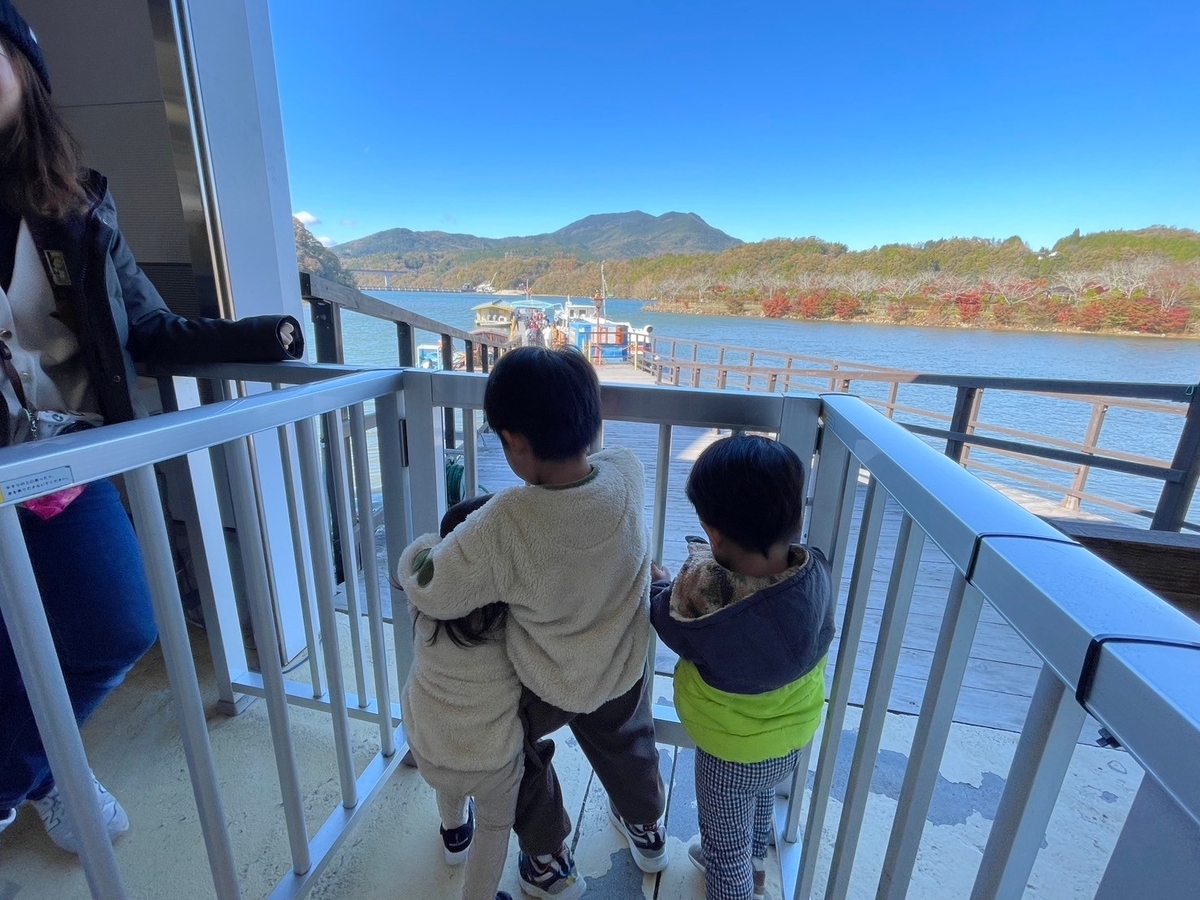 岐阜の紅葉の名所2024｜恵那峡遊覧船の待機烈