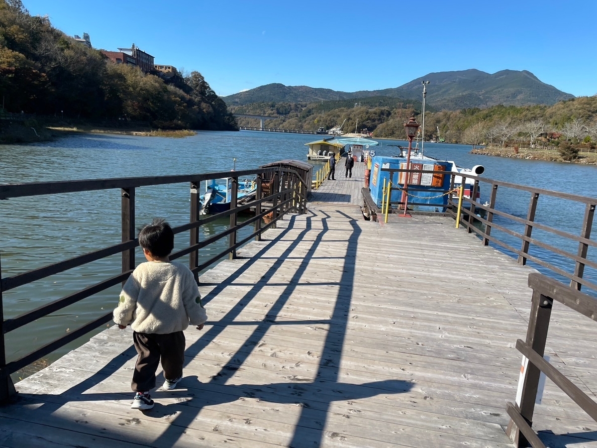 岐阜の紅葉の名所2024｜恵那峡遊覧船の甲板